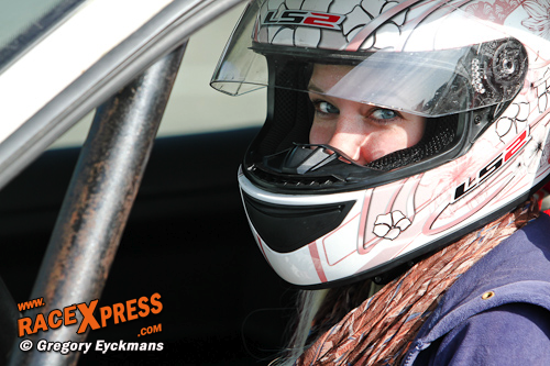 Karen Vaes in haar BMW M3 (photo: Gregory Eyckmans)